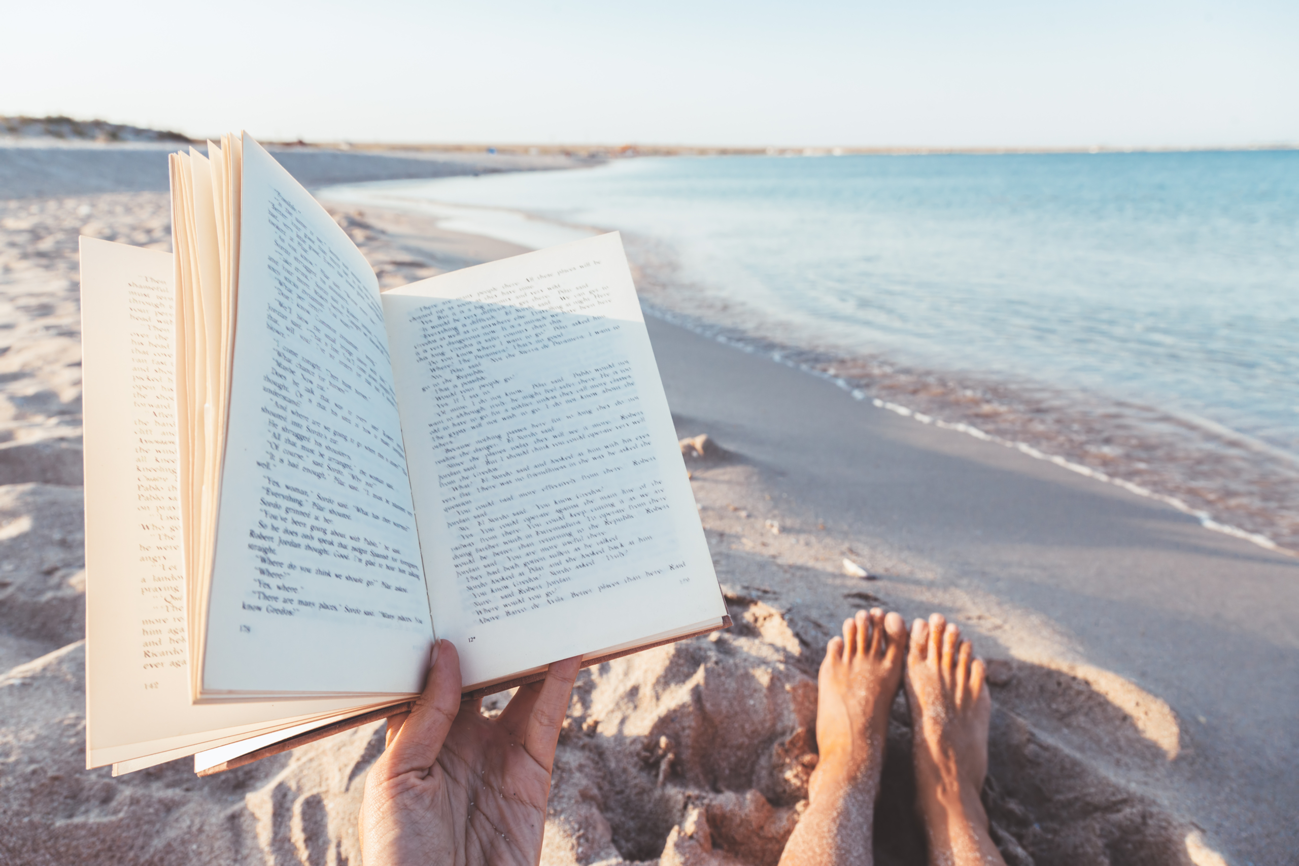 Dia Nacional do Livro: 4 motivos para ler na praia