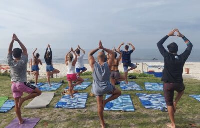 Personagens da orla: conheça o projeto Yoga Surf School no Via Onze